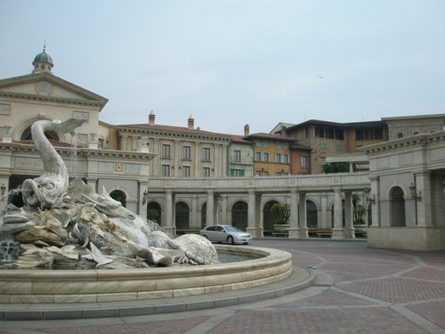 與魏伯伯家人再聚於海洋樂園的飯店（2009.6.10）