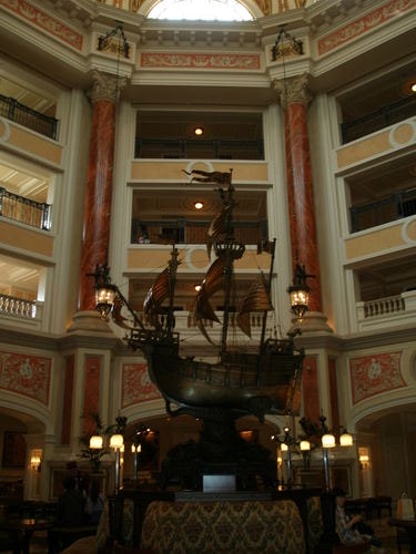 與魏伯伯家人再聚於海洋樂園的飯店（2009.6.10）