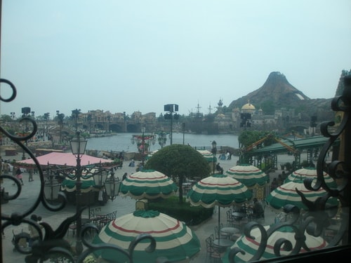 與魏伯伯家人再聚於海洋樂園的飯店（2009.6.10）