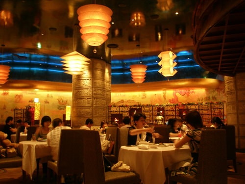 與魏伯伯家人再聚於海洋樂園的飯店（2009.6.10）