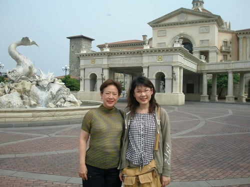與魏伯伯家人再聚於海洋樂園的飯店（2009.6.10）