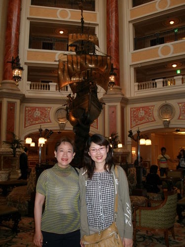 與魏伯伯家人再聚於海洋樂園的飯店（2009.6.10）