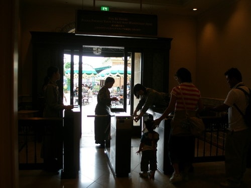 與魏伯伯家人再聚於海洋樂園的飯店（2009.6.10）