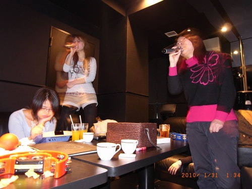 回台前充實＆頹廢的留學生活-3（2010.1.31 宿舍辦的送別會＆保齡球＆唱歌）
