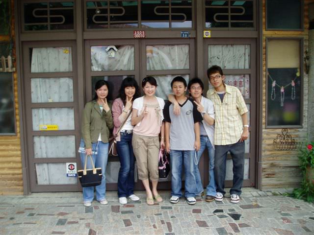 2006.5.5~6 A班南投班遊:鐵馬第一站：軍史公園內的商店
