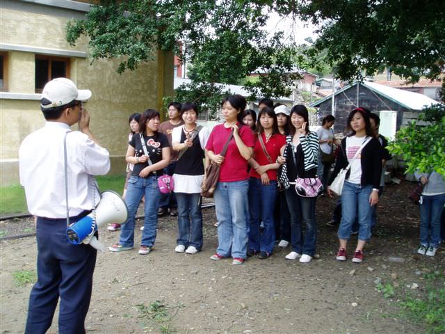 2006.5.5~6 A班南投班遊:專心凝聽解說員的說明？-1
