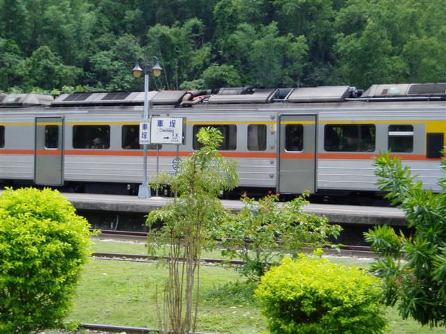 2006.5.5~6 A班南投班遊:火車進站