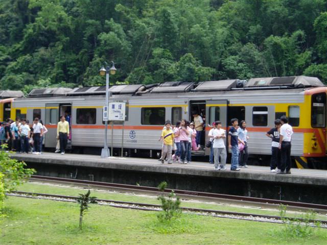 2006.5.5~6 A班南投班遊:旅客下車