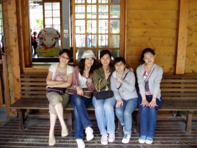 2006.5.5~6 A班南投班遊:大家坐在長椅等火車