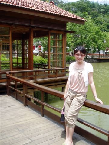 2006.5.5~6 A班南投班遊:池畔留影