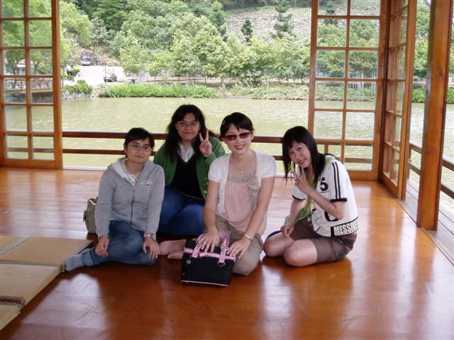 2006.5.5~6 A班南投班遊:日式木屋內合影