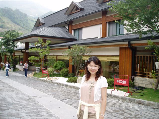 2006.5.5~6 A班南投班遊:天廬飯店前留影