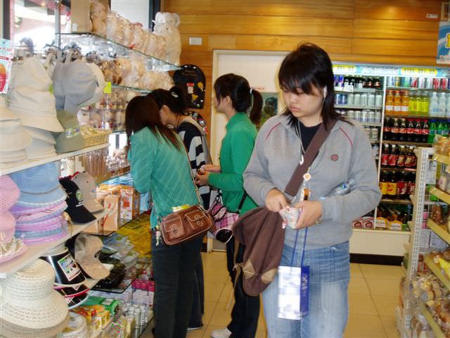 2006.5.5~6 A班南投班遊:不管集合時間，只顧在7-11購物的同學們！