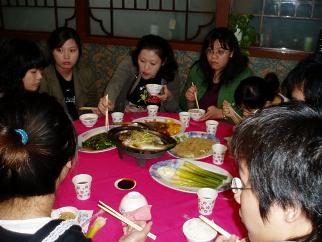 2006.5.5~6 A班南投班遊:吃飯中-2