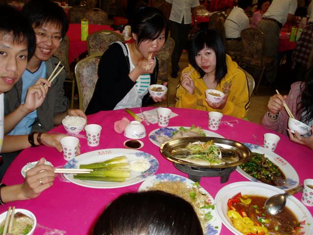 2006.5.5~6 A班南投班遊:吃飯中-3