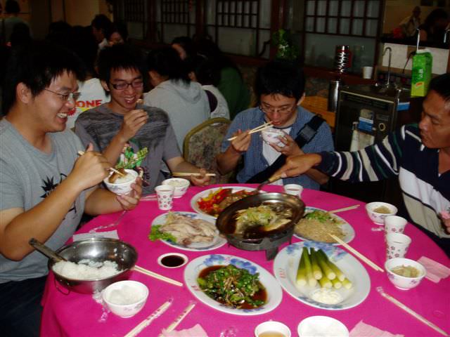 2006.5.5~6 A班南投班遊:吃飯中-4