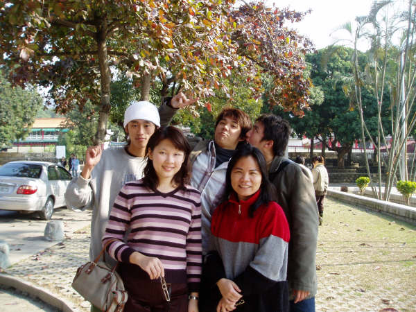 2005.12 日三A關子嶺班遊:大仙寺前合影-6