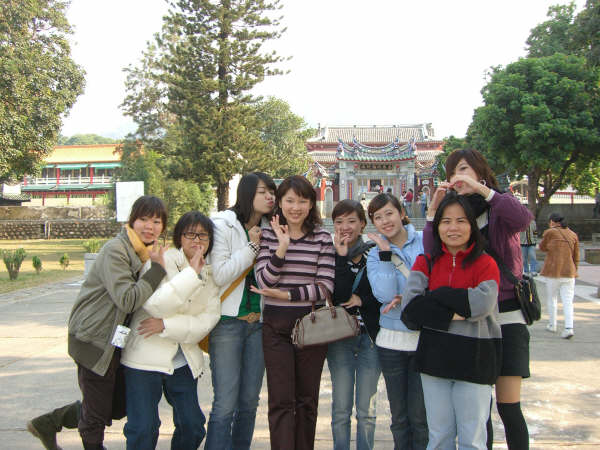 2005.12 日三A關子嶺班遊:大仙寺前合影-8