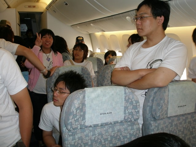 泰國畢旅之大家來拍照-1:經過了四個小時，飛機抵達了曼谷