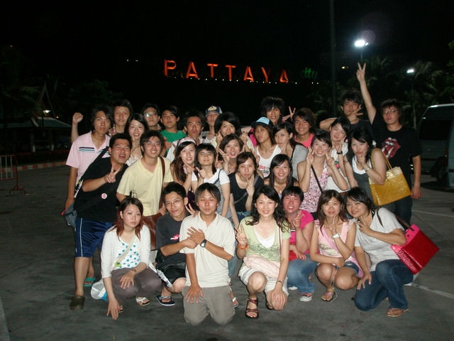 泰國畢旅之大家來拍照-1:全體合拍，不過重點還是背後的「pattaya」