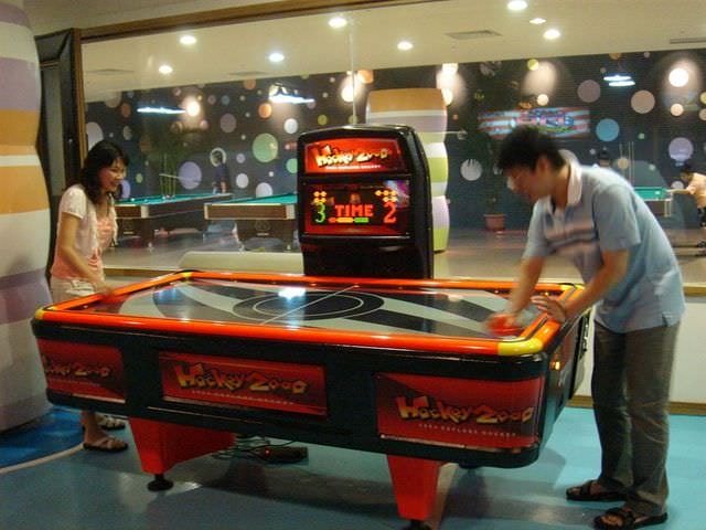 2006.8 夏日墾丁（舊相簿新敘述）:飯店內的遊戲間，正在大車拼