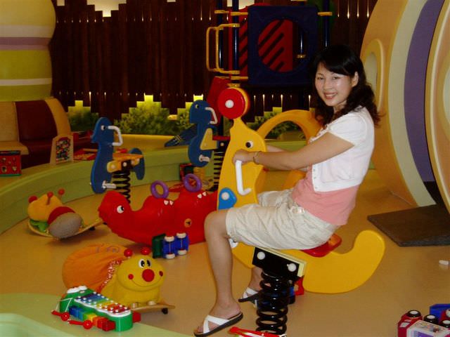 2006.8 夏日墾丁（舊相簿新敘述）:只是這隻馬承受不了丸子的重量，偏一邊了....