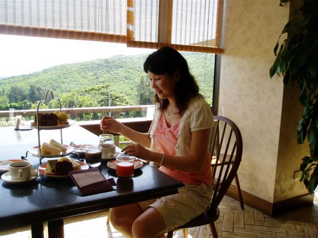 2006.8 夏日墾丁（舊相簿新敘述）:拍過癮了，開始享用