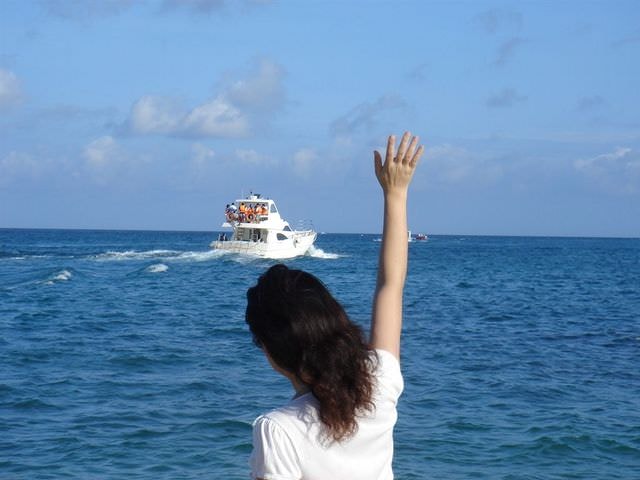 2006.8 夏日墾丁（舊相簿新敘述）:他們跟我揮手，丸子也回應