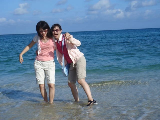 2006.8 夏日墾丁（舊相簿新敘述）:海浪一陣陣，快站不穩了