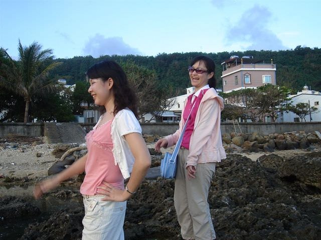 2006.8 夏日墾丁（舊相簿新敘述）:連拍中-兩個人搞不出pose了