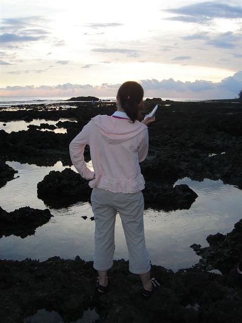 2006.8 夏日墾丁（舊相簿新敘述）:想不出什麼pose，接個手機先吧！