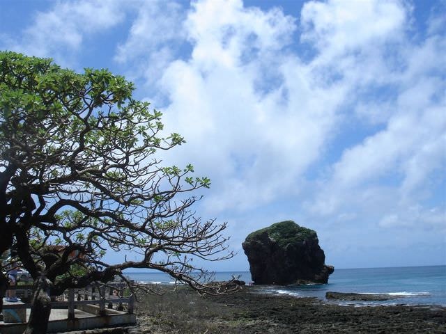 2006.8 夏日墾丁（舊相簿新敘述）:船帆石、綠樹、碧海、藍天