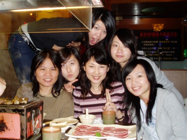 2007.1.19 班級聚餐（燒烤店）:愛拍照四人組，很會搶鏡頭！