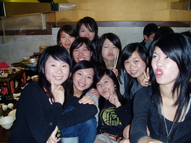 2007.1.19 班級聚餐（燒烤店）:扮鬼臉！