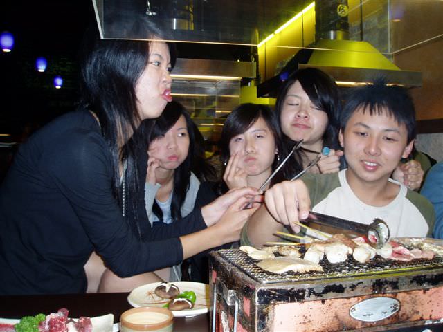 2007.1.19 班級聚餐（燒烤店）:小胖弄壞店裡的東西（拍照存證）