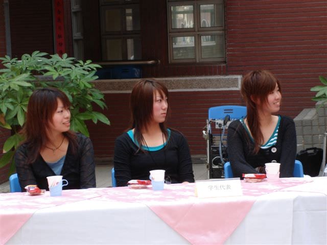 2006.11.16日本學生蒞校交流:雛美，講日文也沒關係啦...