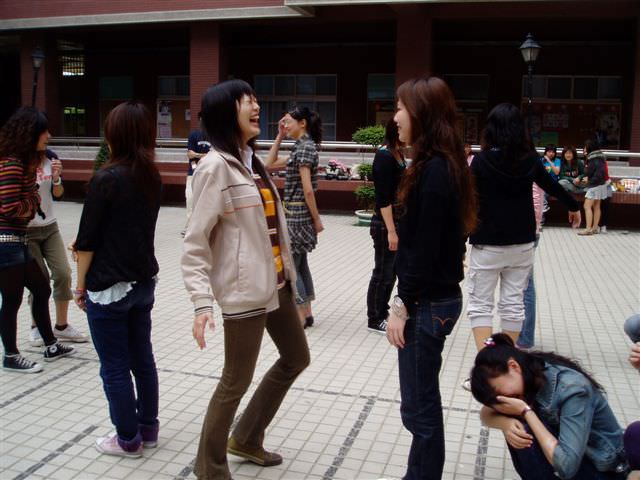 2006.11.16日本學生蒞校交流:比手劃腳-「相撲」 你在比啥？看不懂～
