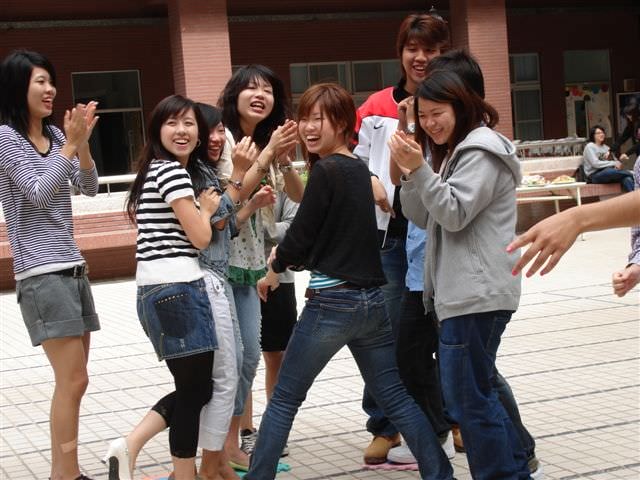 2006.11.16日本學生蒞校交流:站都站不穩了～