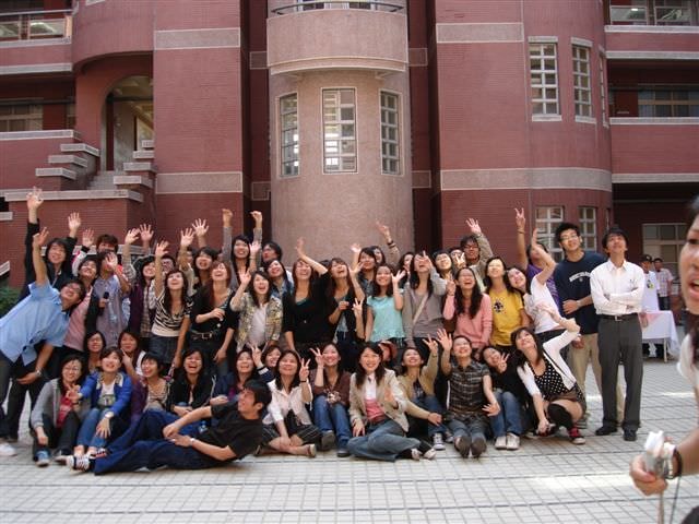 2006.11.16日本學生蒞校交流:團體合照（天上有啥？）