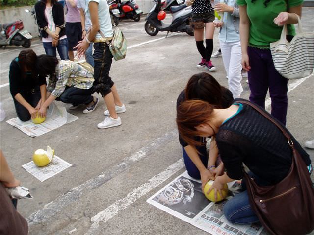 2006.11.16日本學生蒞校交流:剝柚子比賽