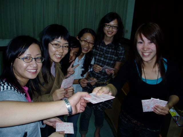 2006.11.16日本學生蒞校交流:每人都有一份喔，別急。