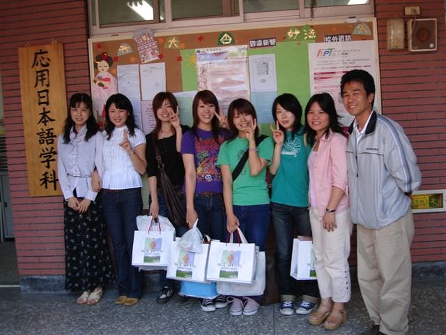 2006.11.16日本學生蒞校交流:回去前在系辦留影