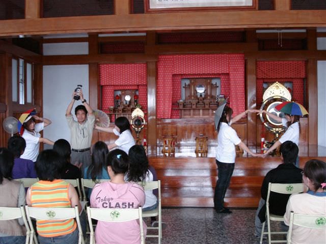2006.11.16日本學生蒞校交流:在神龕前表演