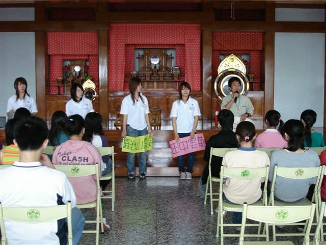2006.11.16日本學生蒞校交流:排排站，拿出自己的名條