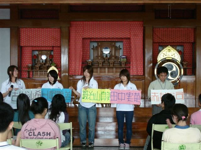 2006.11.16日本學生蒞校交流:排排站。