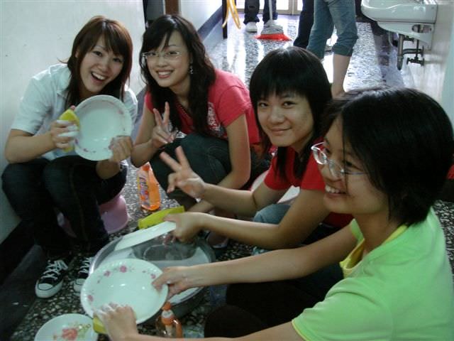 2006.11.16日本學生蒞校交流:吃完飯就要洗碗