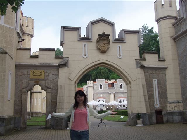 2006.6.25~7.4德捷行-2:身後是我們前晚下榻的飯店