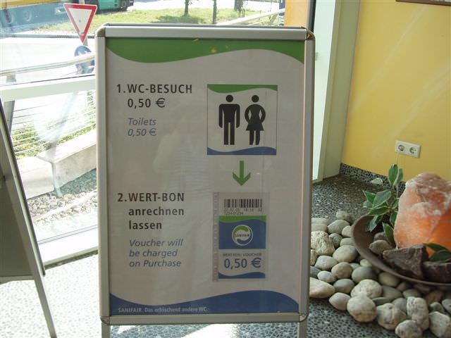 2006.6.25~7.4 德捷行-1:商店門口處的廁所收費看板