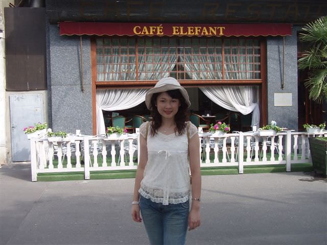 2006.6.25~7.4 德捷行-1:大象餐廳前留影