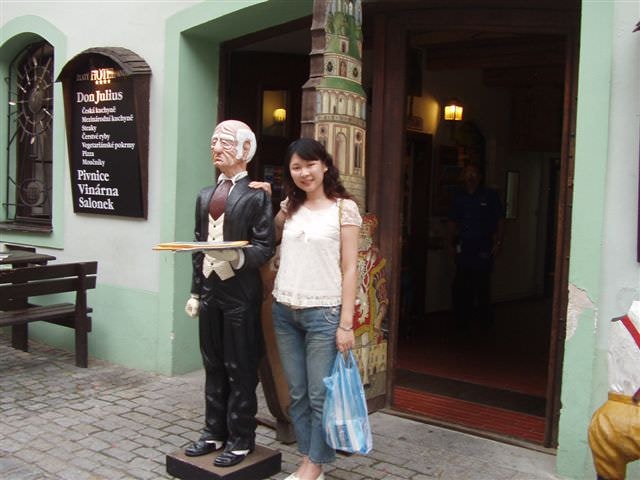 2006.6.25~7.4 德捷行-1:飯後餐廳前留影